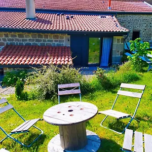Hébergement de vacances De Groupe Loire 42 Salle De Reception La Batisse Aux Lanternes 30 Couchages De Charme Spacieux Classe 4 Etoiles, Saint-Bonnet-le-Château